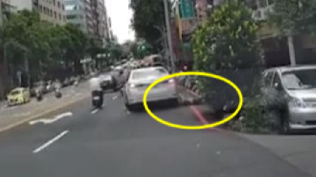 鐵頭？路倒男躺花圃邊狂睡　轎車未注意輾過頭竟無血無傷