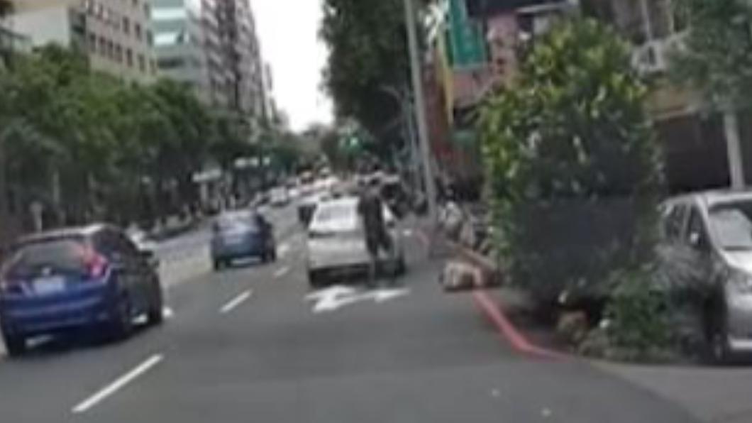 遭車輪輾過頭部後,男子毫髮無傷,仍送醫觀察。(圖/翻攝自爆料公社)