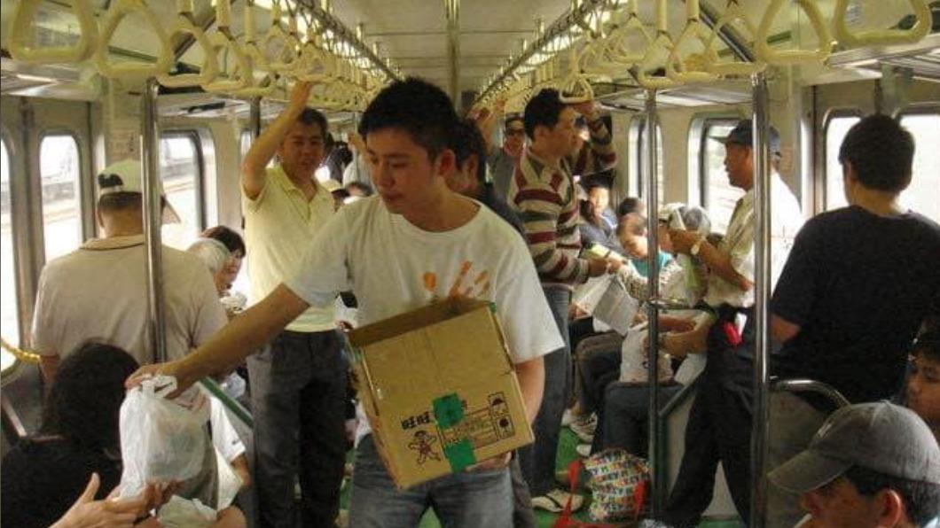 林智堅當年還是助理時的模樣。（圖／翻攝自焦糖哥哥-陳嘉行FB）