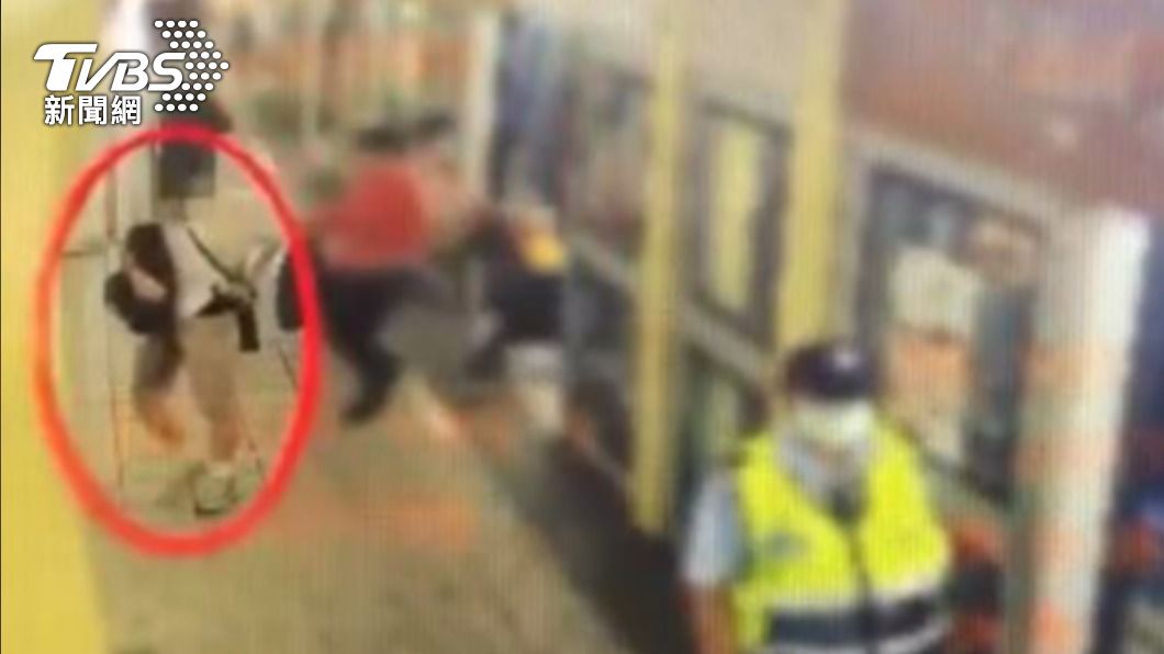 捷運車廂玩彈匣、下車繫腰間狂甩!乘客怕爆報警逮18歲男