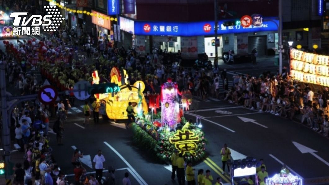 雞籠中元祭放水燈踩街遊行 民主花車宣導拒賄選