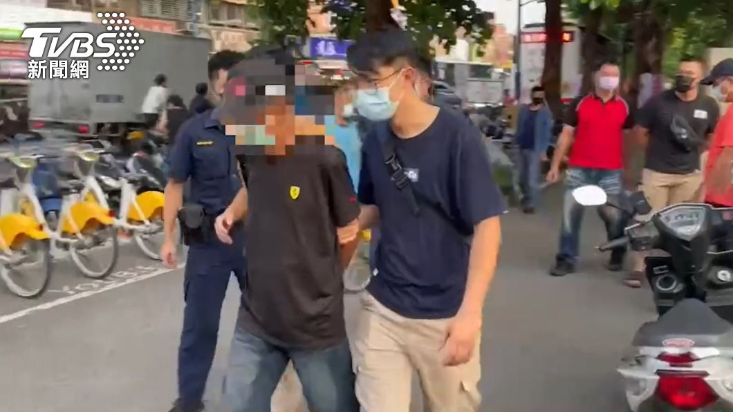 驚嚇100%!竊賊伺機行竊突遭16名陌生人包圍 原來全是休假警