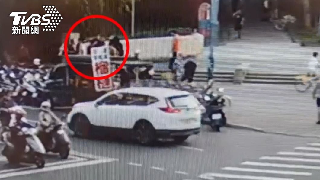 董嫌被大批警力團團包圍。(圖/TVBS)