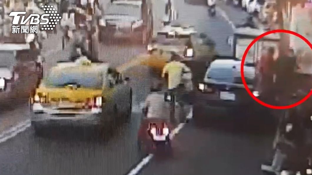 董姓竊嫌遭到警方逮捕。(圖/TVBS)