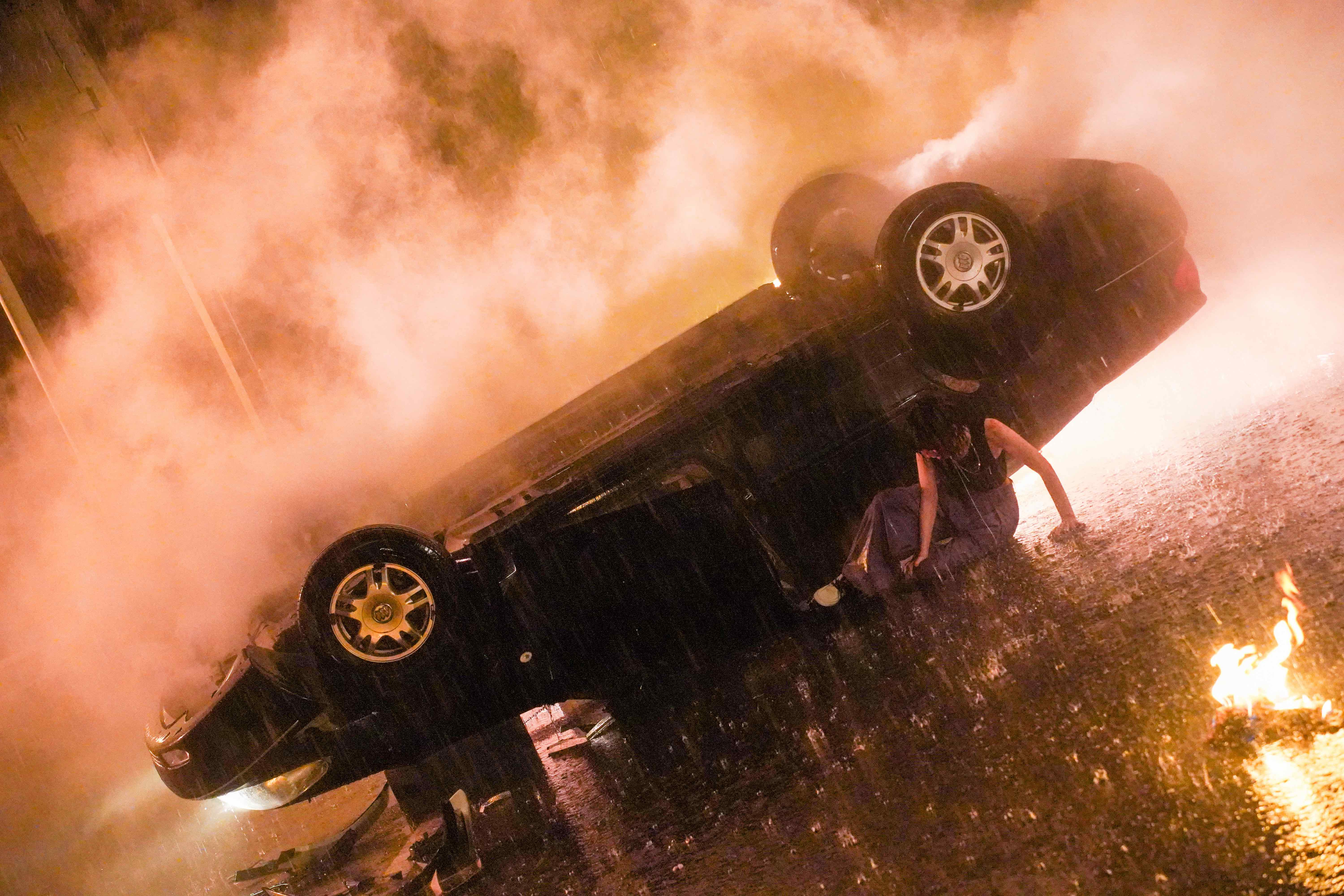 歌曲〈HELL〉中發生致命車禍。（圖／華納音樂提供）