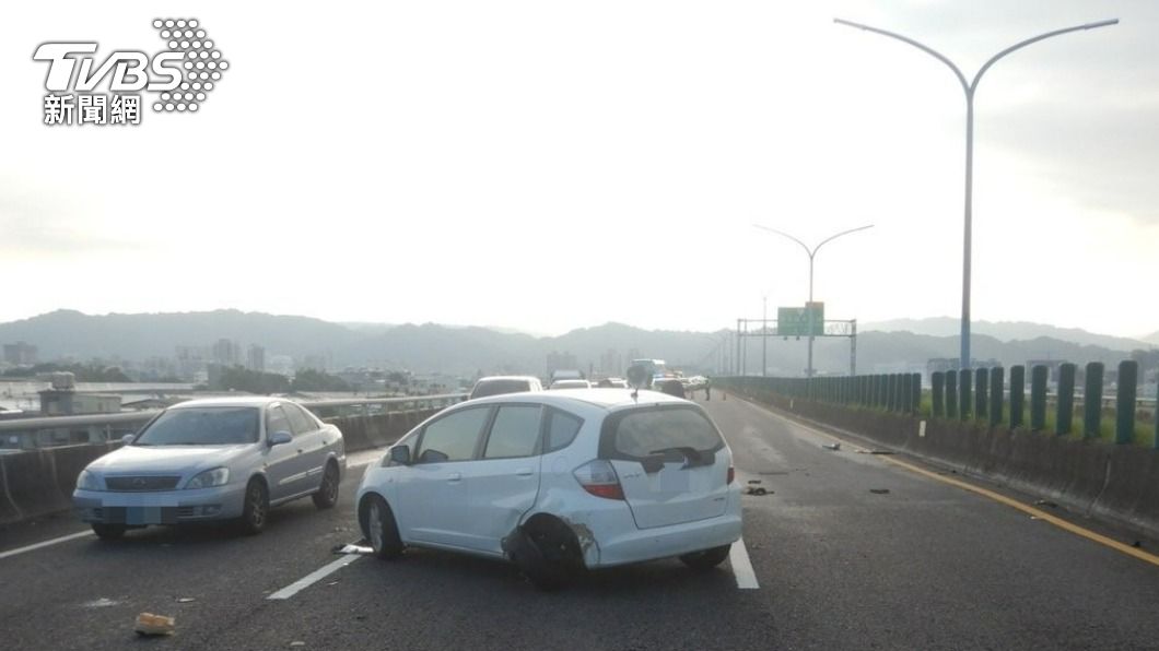白車車輪被撞歪。(圖/TVBS)