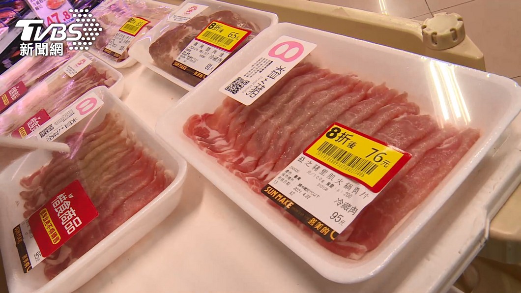 許多通路在食品快過期前,都會貼上打折貼紙。(圖/TVBS)