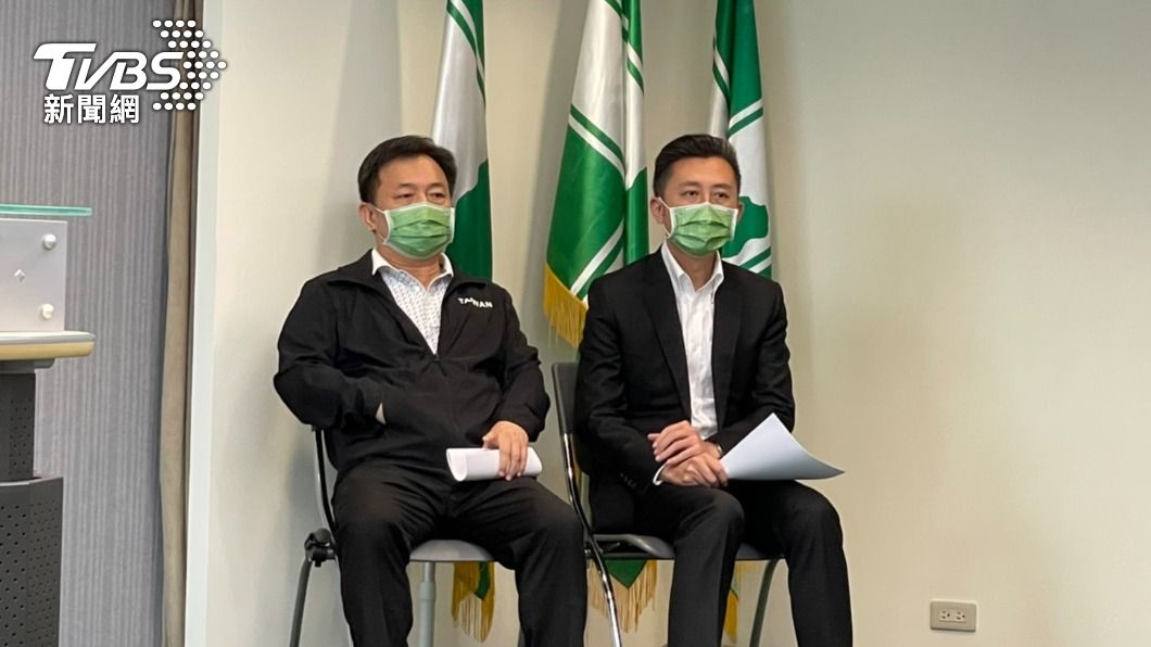 林智堅(右)與民進黨秘書長林錫耀親自召開記者會。(圖/TVBS)