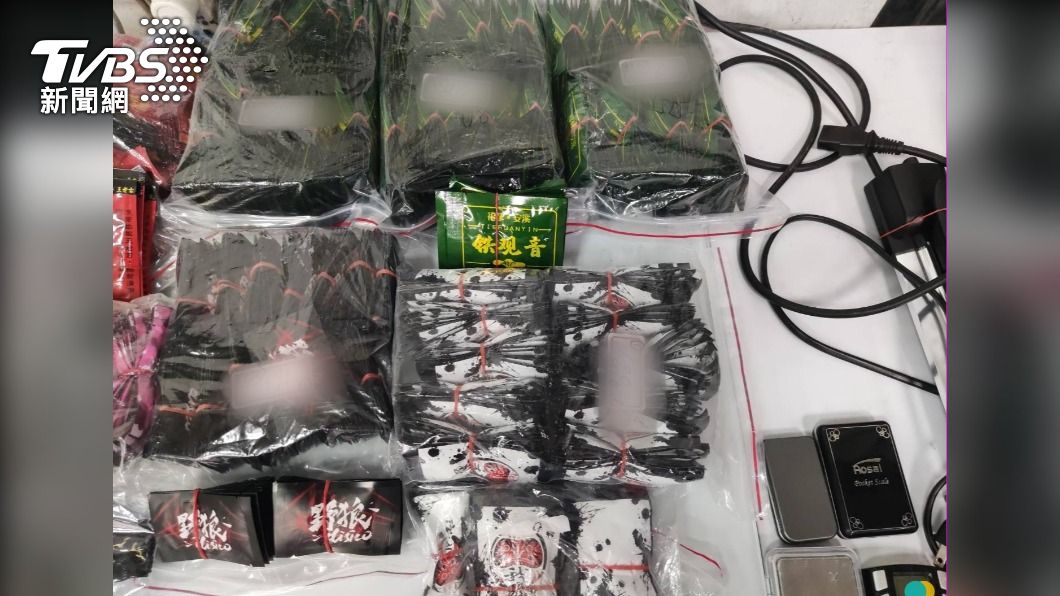 警方查扣大批毒品咖啡包、分裝工具。