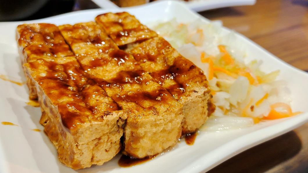 號稱全花蓮最好吃的「炭烤臭豆腐」。（圖／圓圓家的移動城堡）