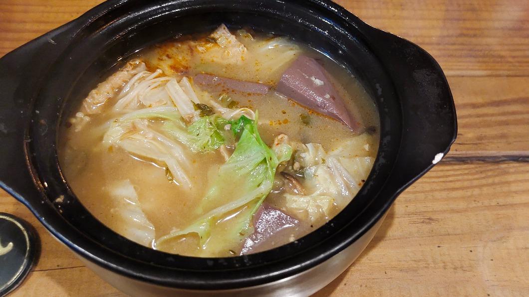食材豐富、湯頭香醇的「麻辣鴨血湯」。（圖／圓圓家的移動城堡）