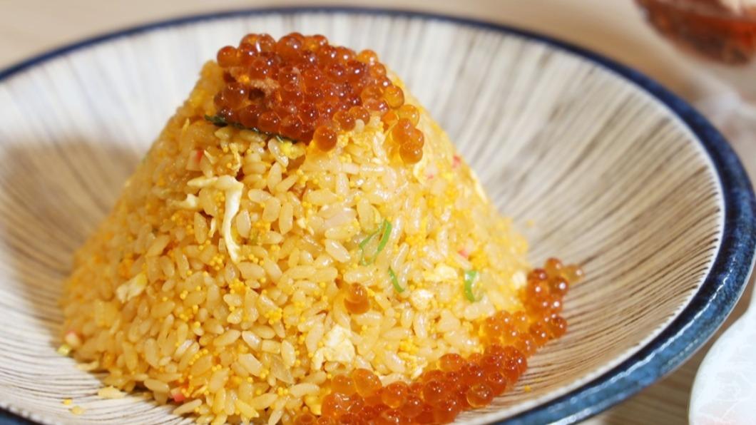 「海膽炒飯」(320元)把海膽整個炒進去飯裡面,裡頭還有滿滿的魚卵。(圖/熱血玩台南。跳躍新世界提供)
