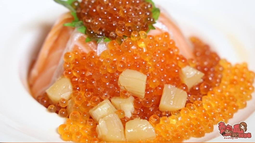 「海膽火山丼」(580元)高腳杯裡面裝的是鮭魚卵和小干貝,這畫面真是太逼人了!(圖/熱血玩台南。跳躍新世界提供)