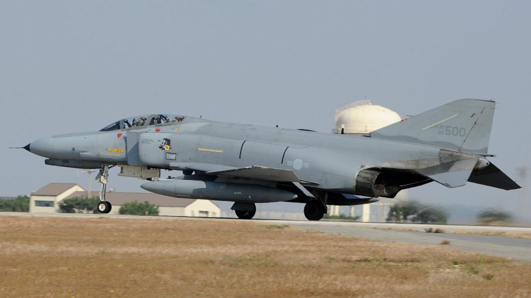 南韓空軍驚傳F-4E戰機墜海 2飛行員驚險跳傘逃生