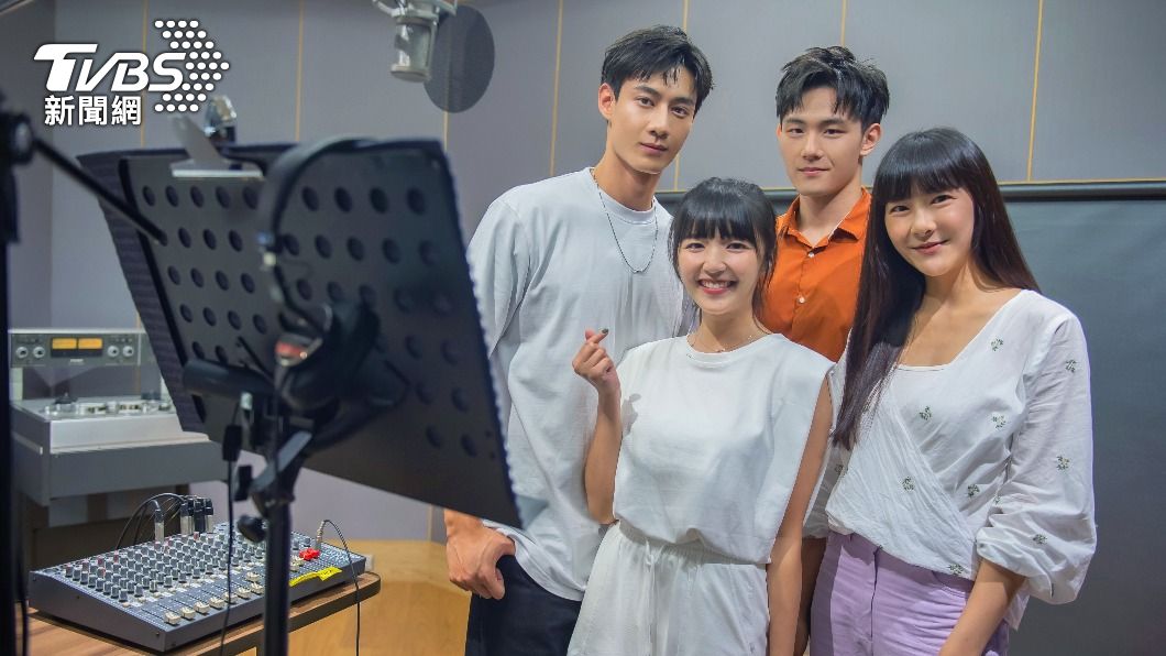 賴雅琪(右一)染疫錯過見面會,自責到淚崩。(圖/TVBS)