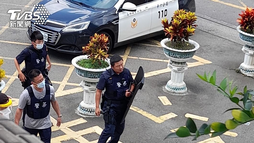警方全副武裝進監理站。(圖/TVBS)