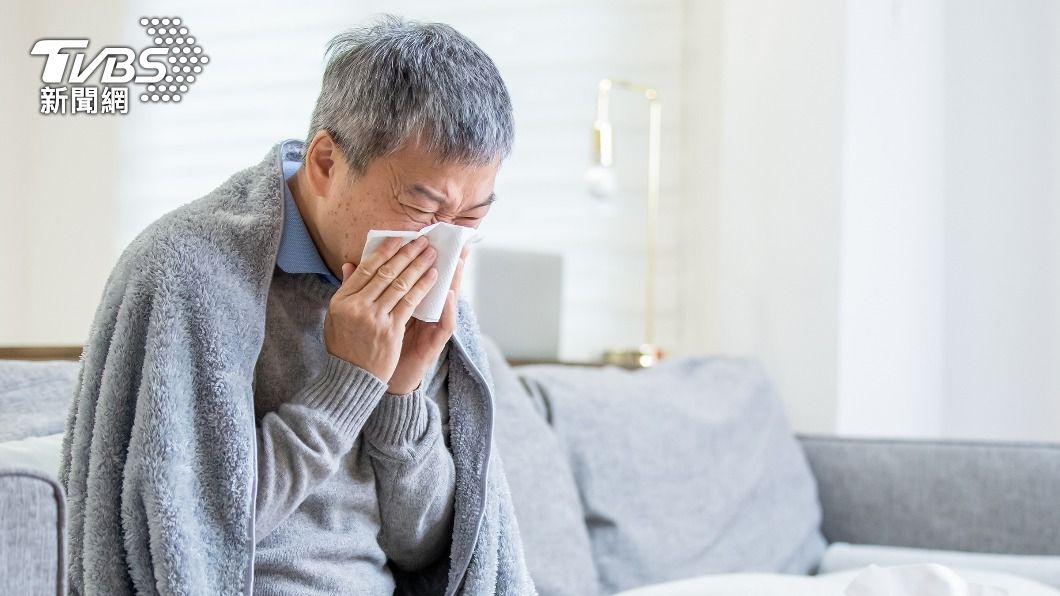 65歲男打噴嚏昏倒腦中風 家人做對4步驟救了他