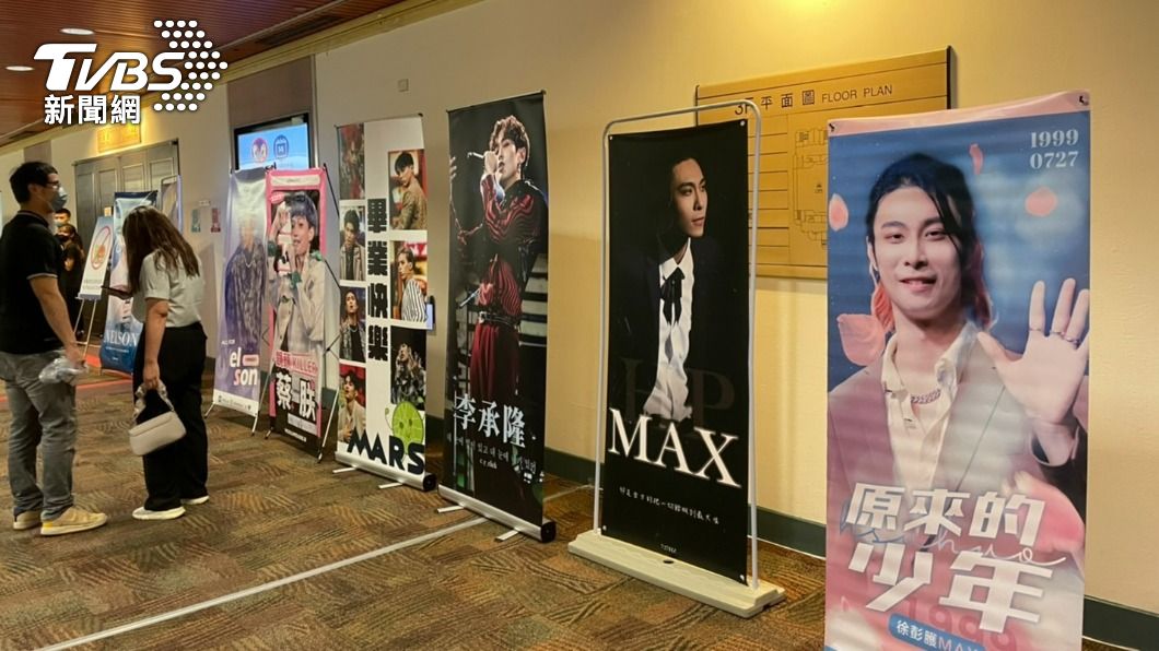 粉絲準備許多人型看板替選手們應援。(圖/謝佩樺攝)
