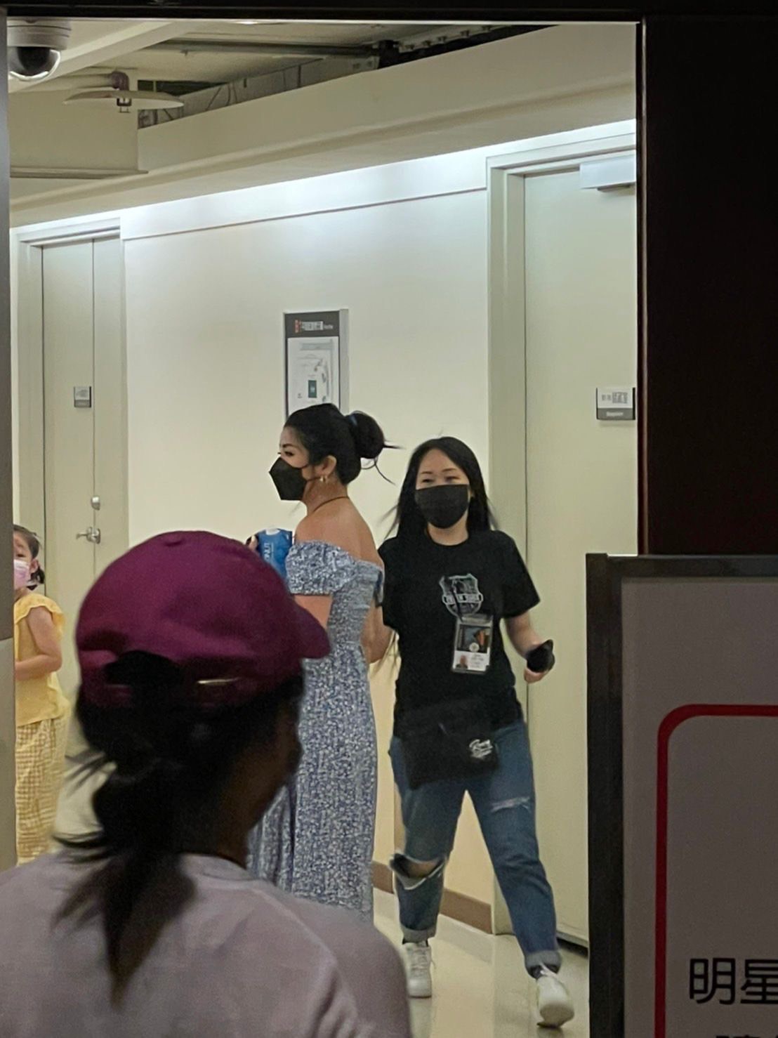 瘦子老婆悄悄現身後台。(圖/讀者提供)