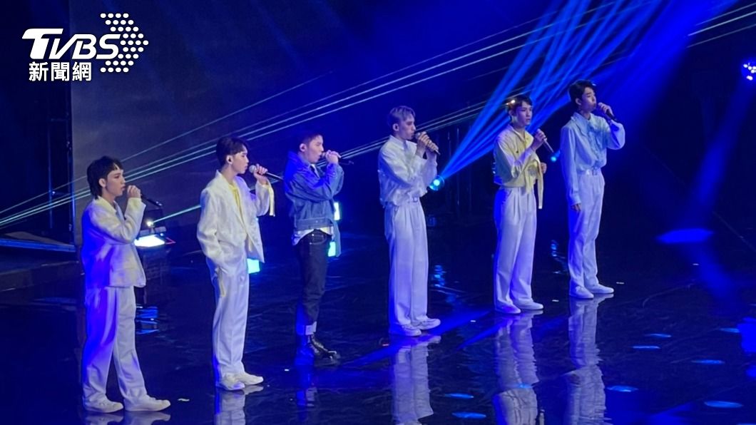 小宇(左三)驚喜現身演唱會。(圖/謝佩樺攝)