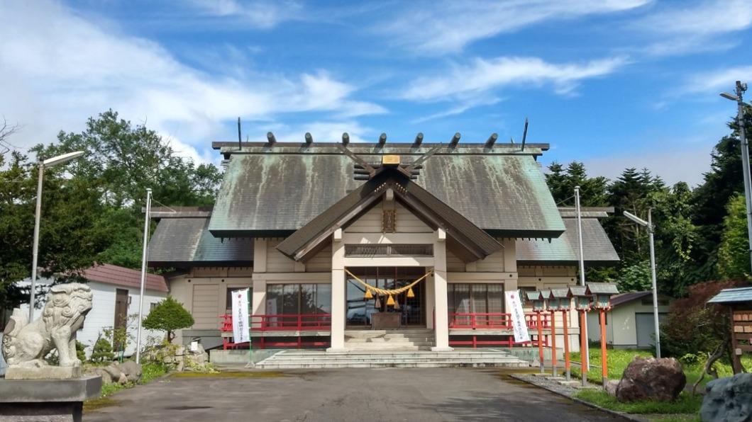 北海道神社旁樹林現沖天水柱 狂噴五天仍未止遊客爭賭