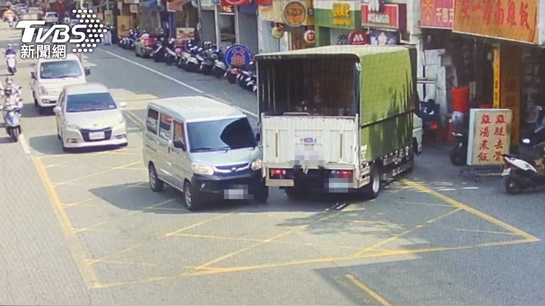 路口爭道釀擦撞 酒測值超標芭比Q啦