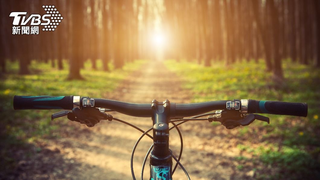 騎自行車成為國人歡迎的休閒活動。（示意圖／shutterstock達志影像）
