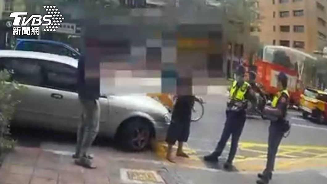 警方盤查註銷車輛,意外查獲詐團車手。(圖/TVBS)