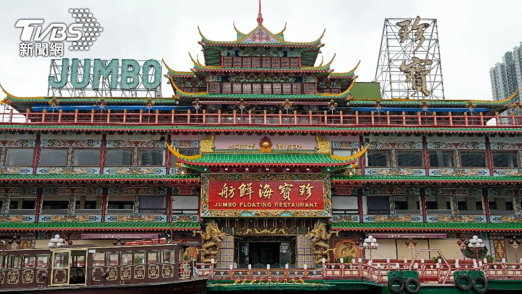珍寶海鮮舫因疫情停業兩年,於6月中離開香港。(圖/達志影像美聯社)