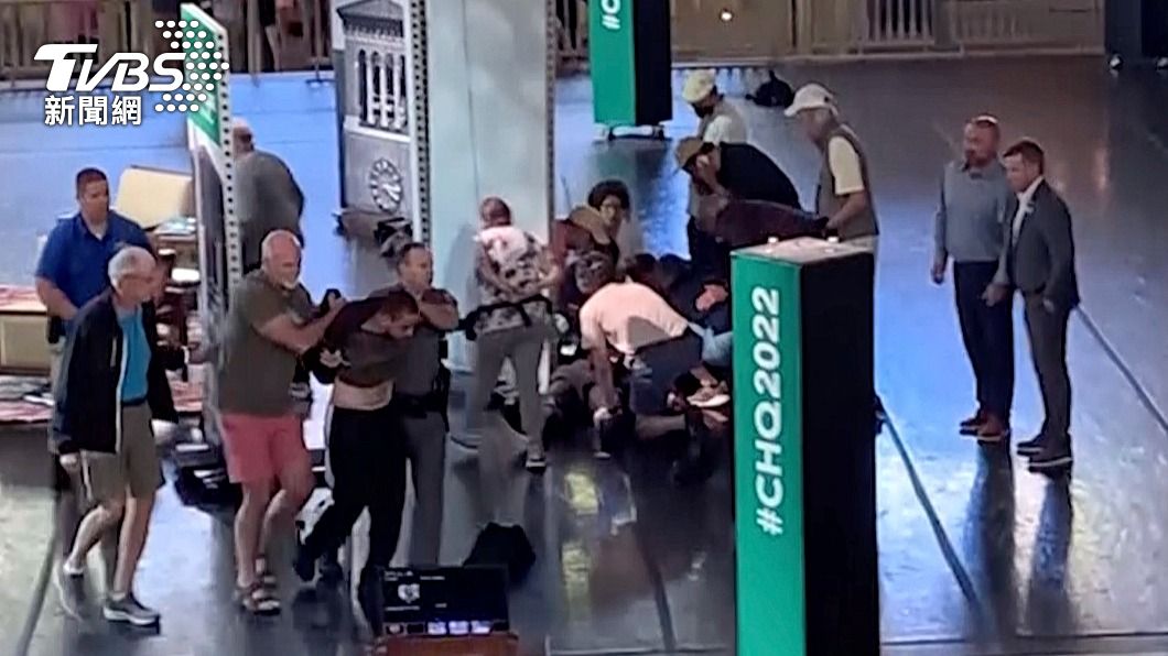魯西迪倒臥在後側,嫌犯被多名工作人員和觀眾抓住。(圖/達志影像美聯社)