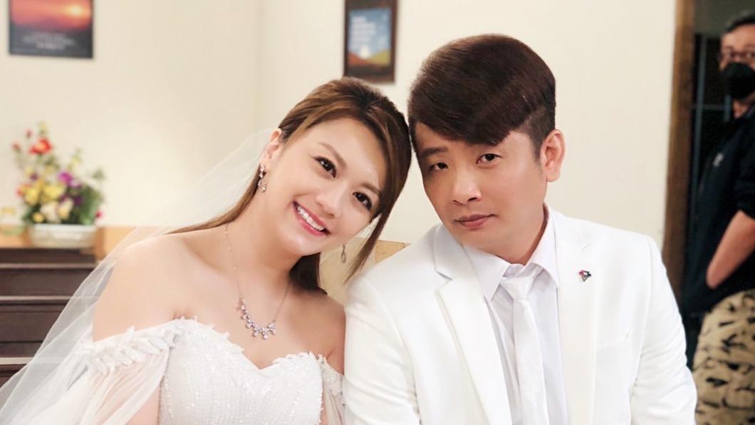 蔡佳麟騎檔車「帶苗真私奔」 路人搖下車窗狂喊:恭喜