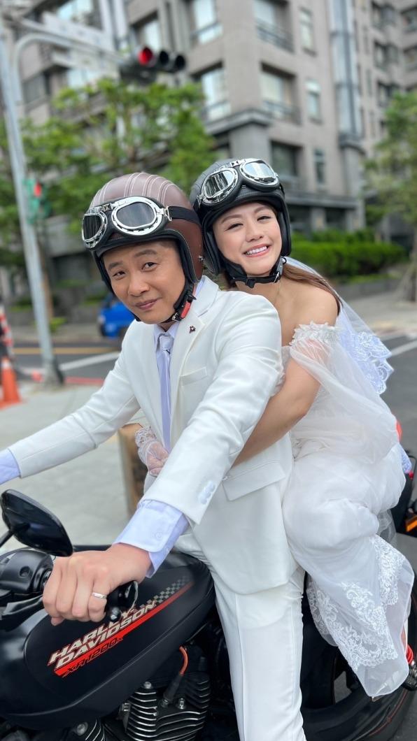 拍攝當天頂著38度高溫,讓穿婚紗的苗真(後)、蔡佳麟快融化了。(圖/民視提供)