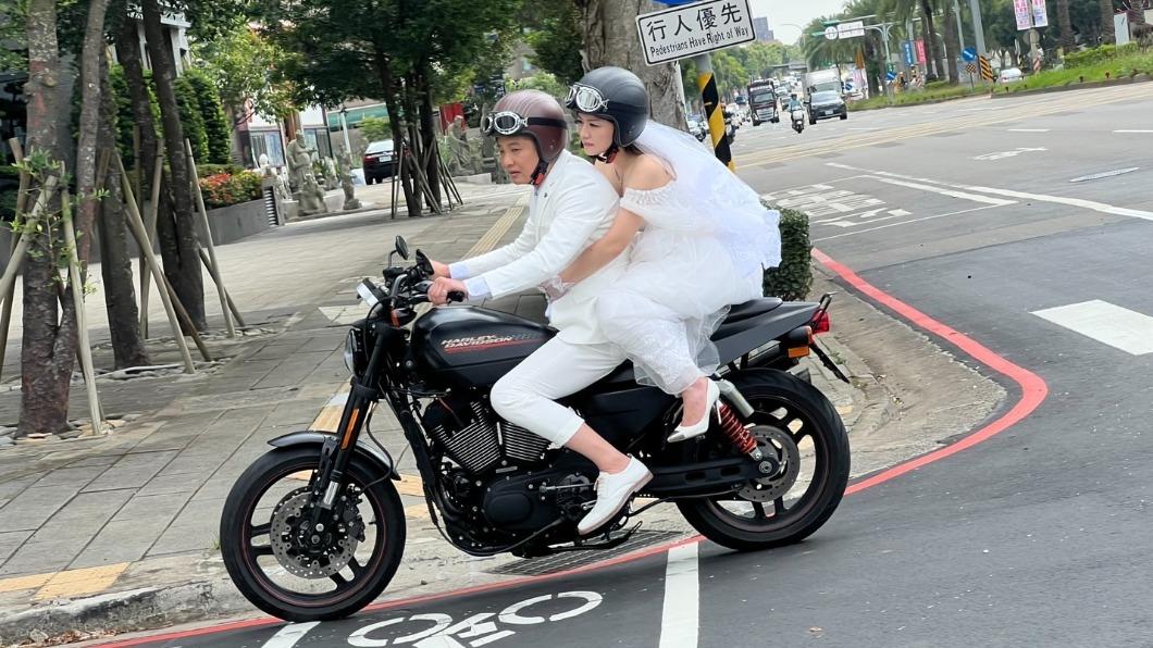 蔡佳麟(前)騎擋車帶苗真私奔。(圖/民視提供)