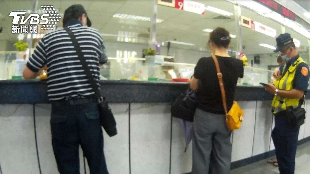 龍婦要投資黃金而到郵局領錢。（圖／TVBS）