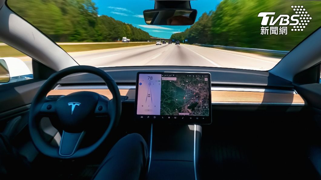 Tesla的FSD駕駛輔助系統至今仍有不少爭議。(示意圖/shutterstock達志影像)