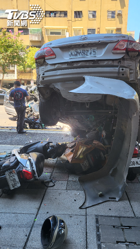 轎車衝上人行道。(圖/TVBS)