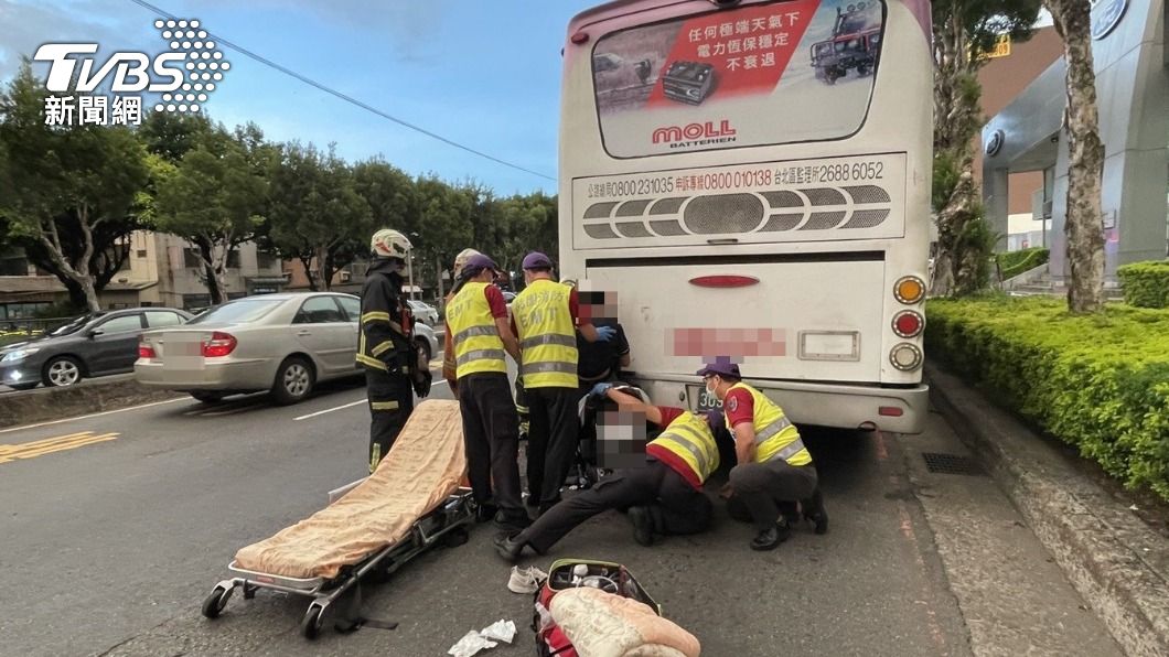 無照騎車撞客運!16歲男捲車底「右腿慘斷」多處傷送醫