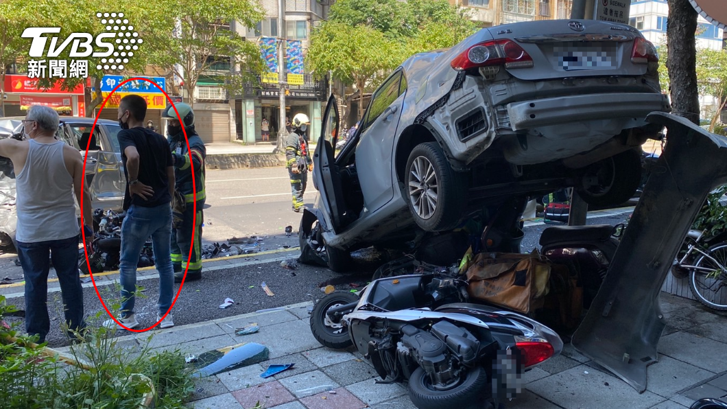 轎車失控衝上人行道,肇事駕駛站在一旁。(圖/TVBS)