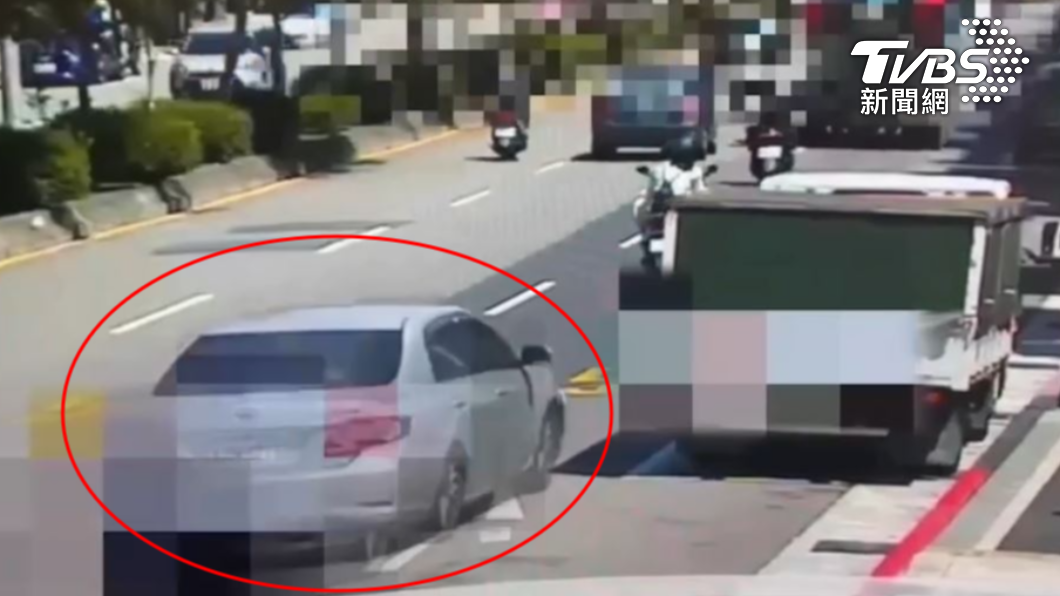 監視器影像拍下,駕駛車速相當快。(圖/TVBS)