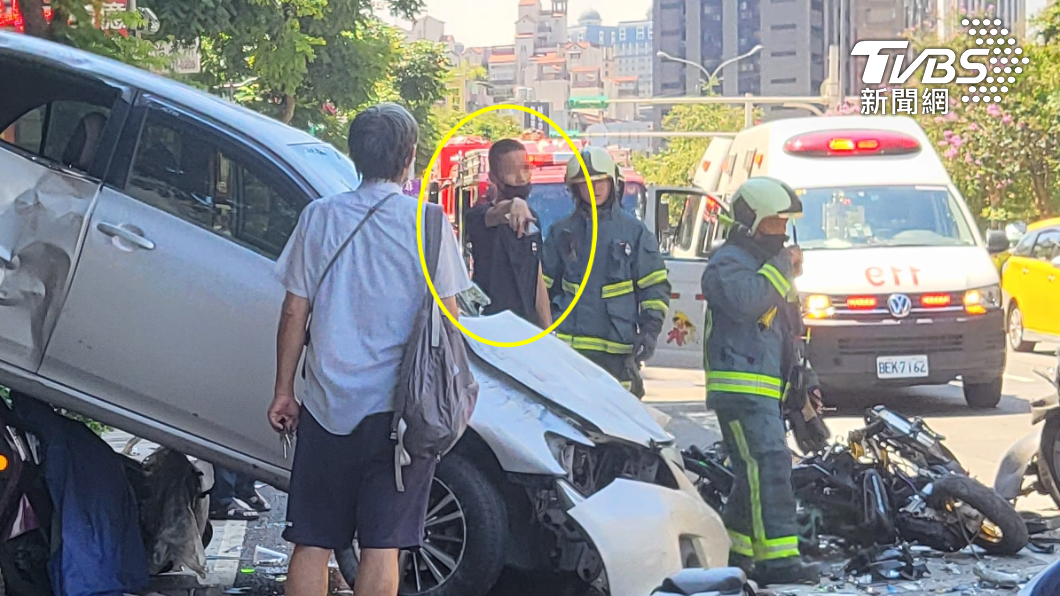 警消趕抵現場時,肇事駕駛還意識清楚對談,到院後突然意識不清。(圖/TVBS)