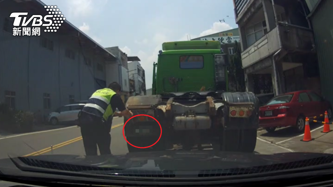 員警發現車牌有異狀。(圖/TVBS)