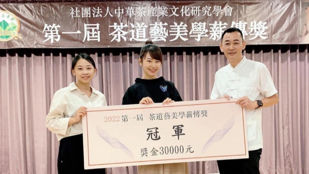 首屆茶道藝美學競賽，「女兒不懂茶」的林廷瑀奪冠。（圖／翻攝自「女兒不懂茶」臉書）