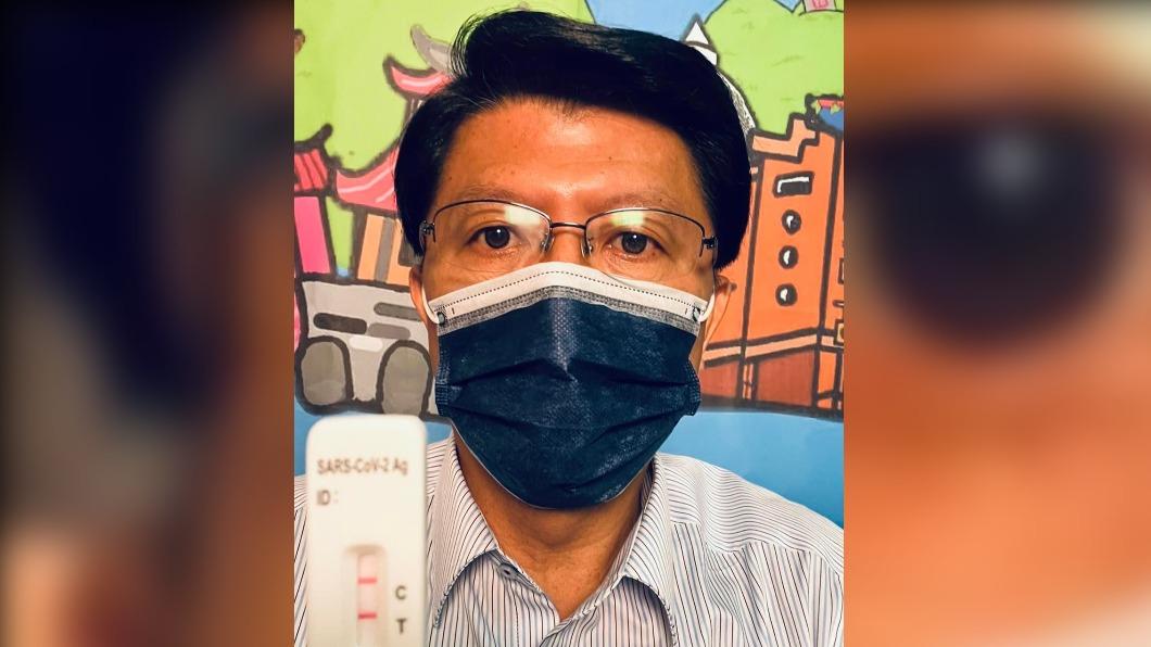 確診了!謝龍介PO「快篩陽」照 黃偉哲留言送暖喊保重