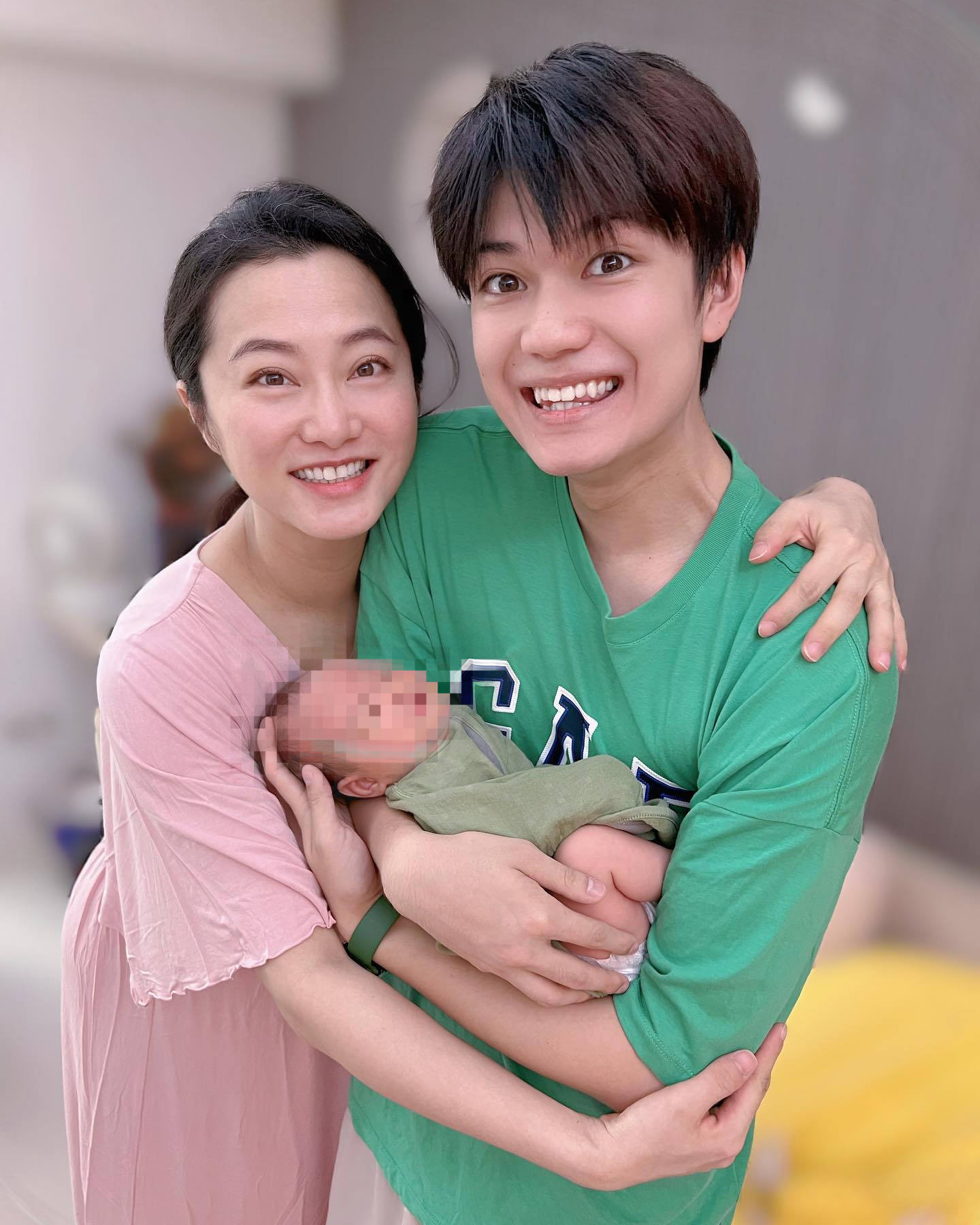 劉子銓(右)開心抱著妹妹。(圖/翻攝自趙小僑臉書)
