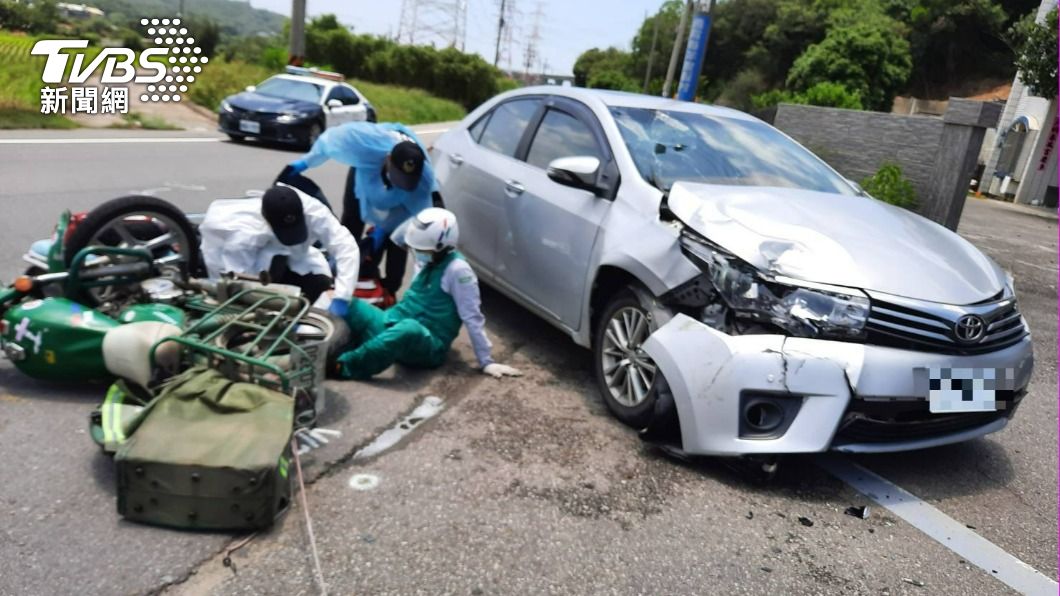 上班出車禍!郵差送信遇酒駕 挨撞倒地「大腿骨折」