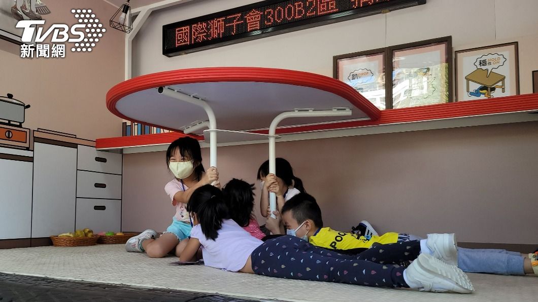 新北市消防局舉辦夏令營，透過寓教於樂的方式帶給學童正確的消防知識。（圖／TVBS）