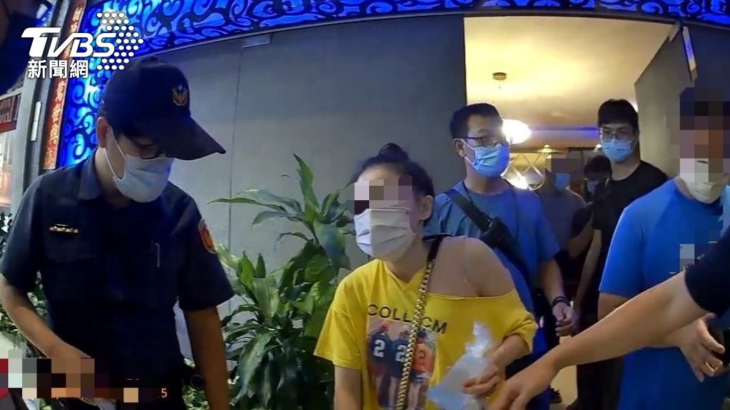 按摩館做黑的！男女「衣不蔽體」　警聞聲破門逮4人