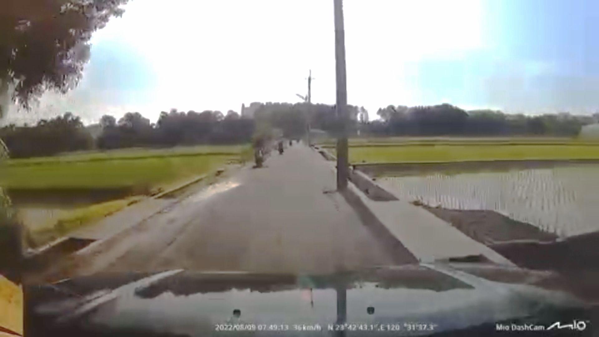 圖/對向騎士看到來車,往路邊靠。畫面提供:黑色豪門企業