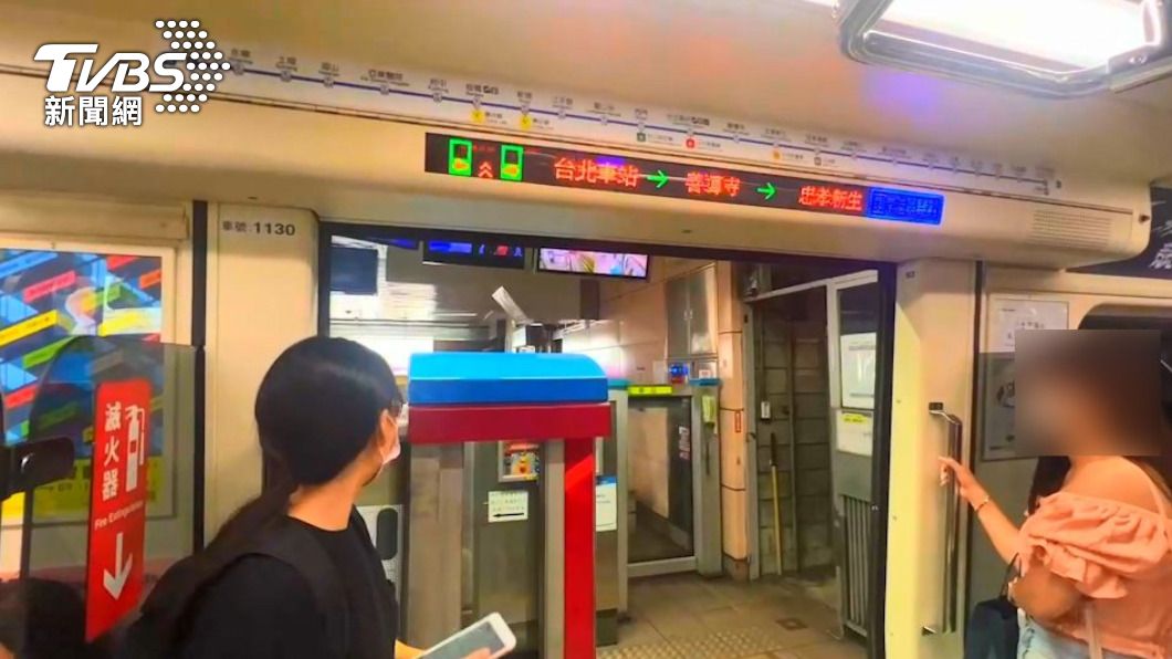 板南線列車突然煞停開車門。圖／TVBS