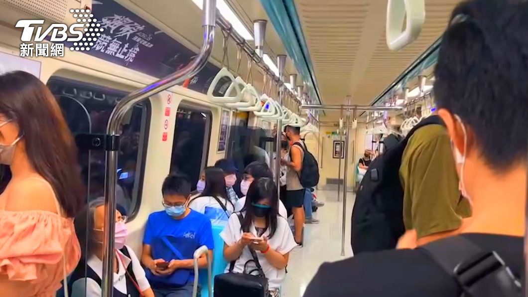 板南線列車突然煞停開車門。圖／TVBS